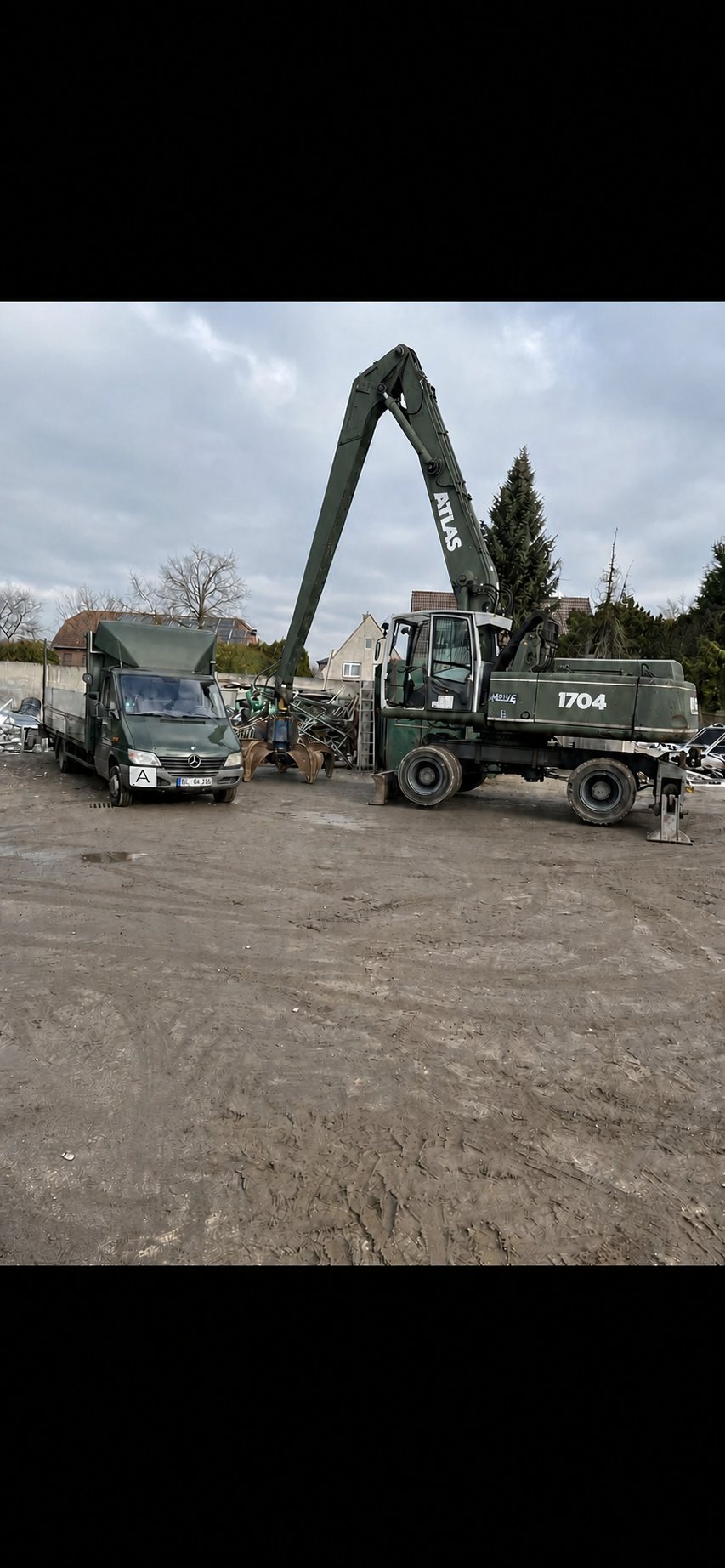 RHN Schrottplatz mit Umschlagbagger in Neukirchen-Vluyn